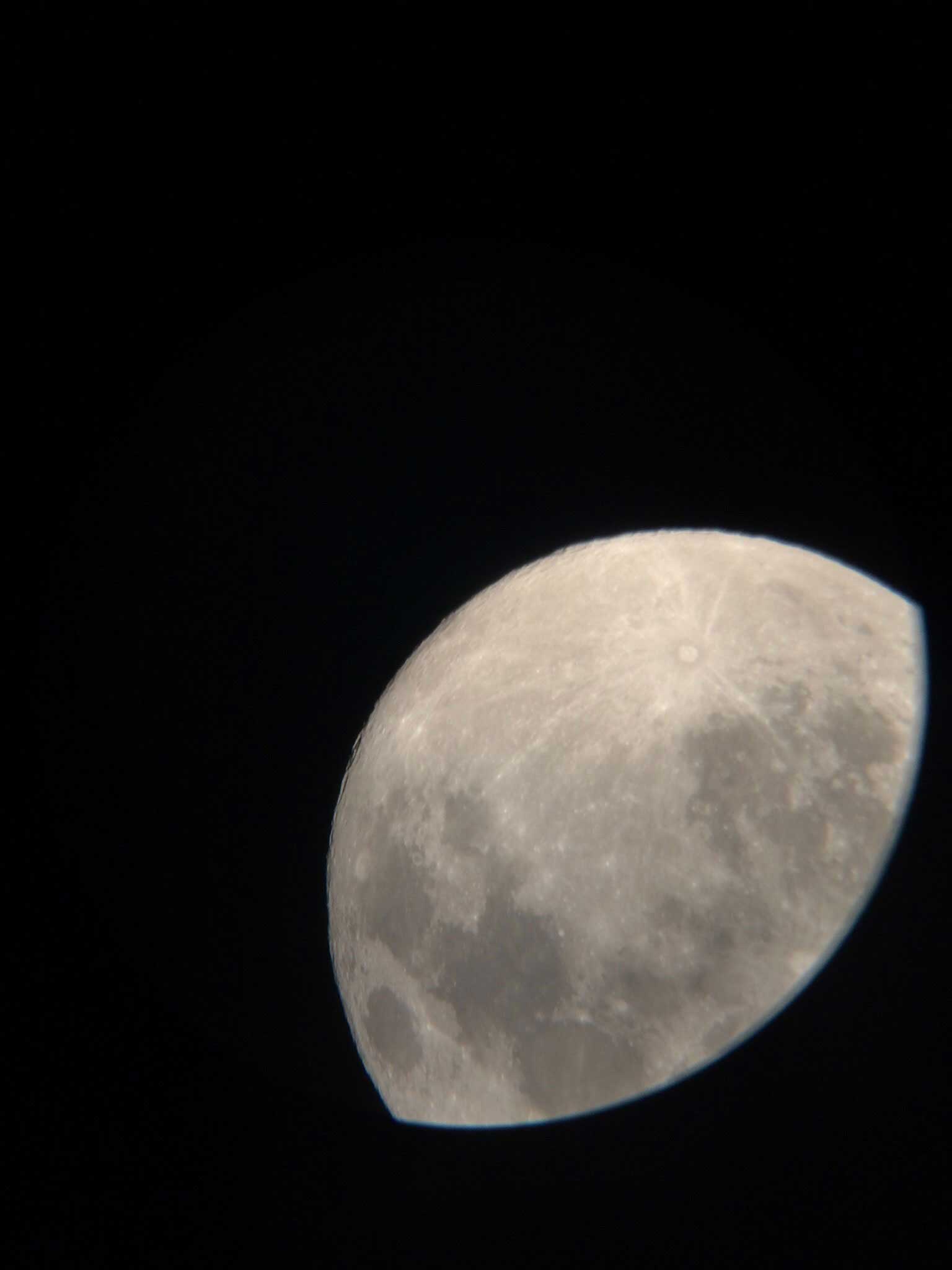 Osservazione della luna con un telescopio